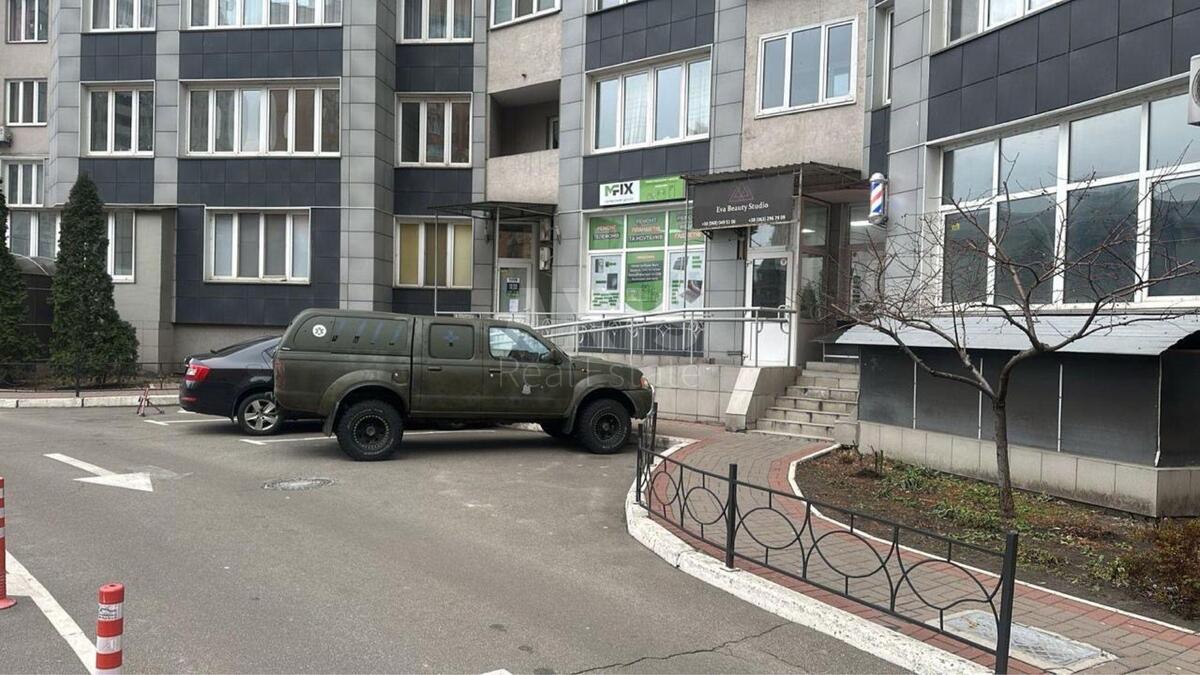 Об'єкт торгівлі вул. Срібнокільська 3Г, 36м2