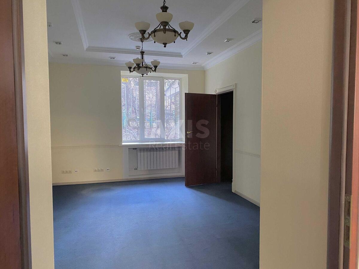 Office bul. Lesi Ukrai'nky 6, 251m28