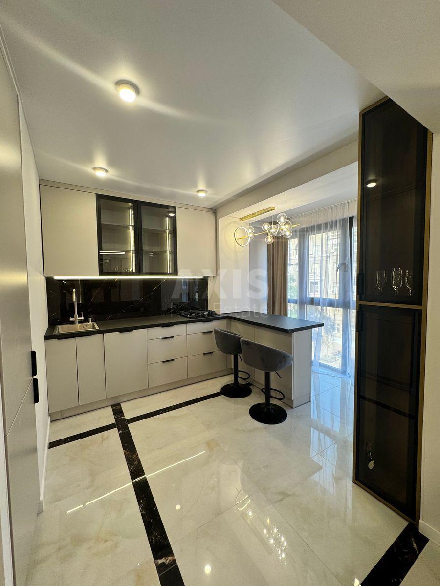 2k apartment vul. Zhyljans'ka 118