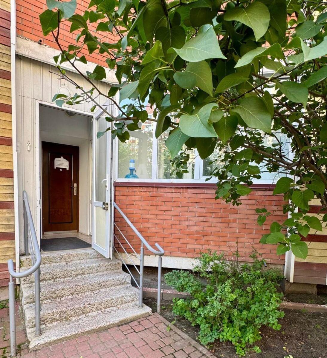 Trade object vul. Saljutna 1Б, 92m263556