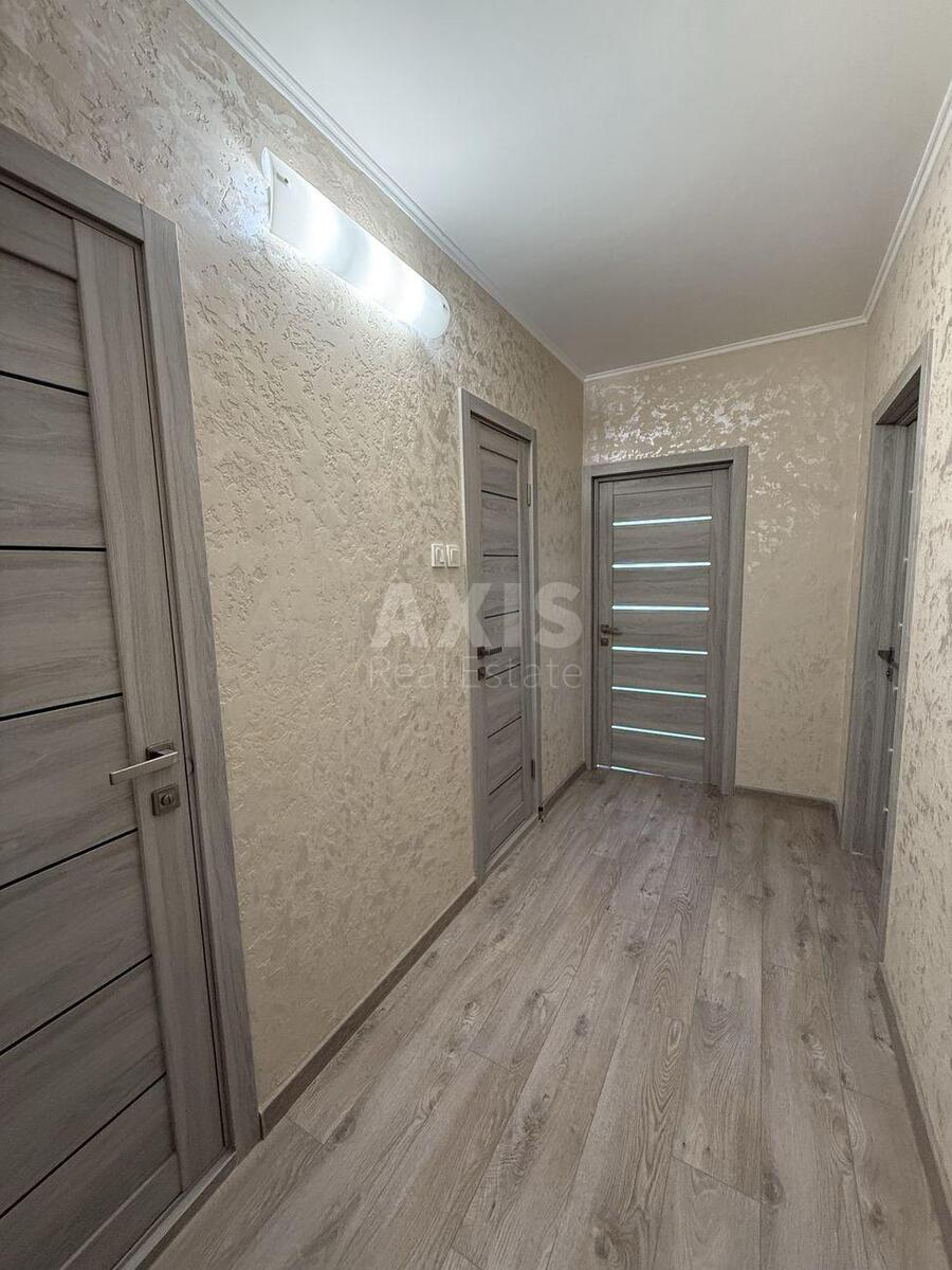 3k apartment vul. Vyshnjakivs'ka 7Б15
