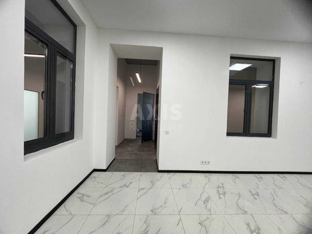 Office vul. Volodymyrs'ka 4, 400m22