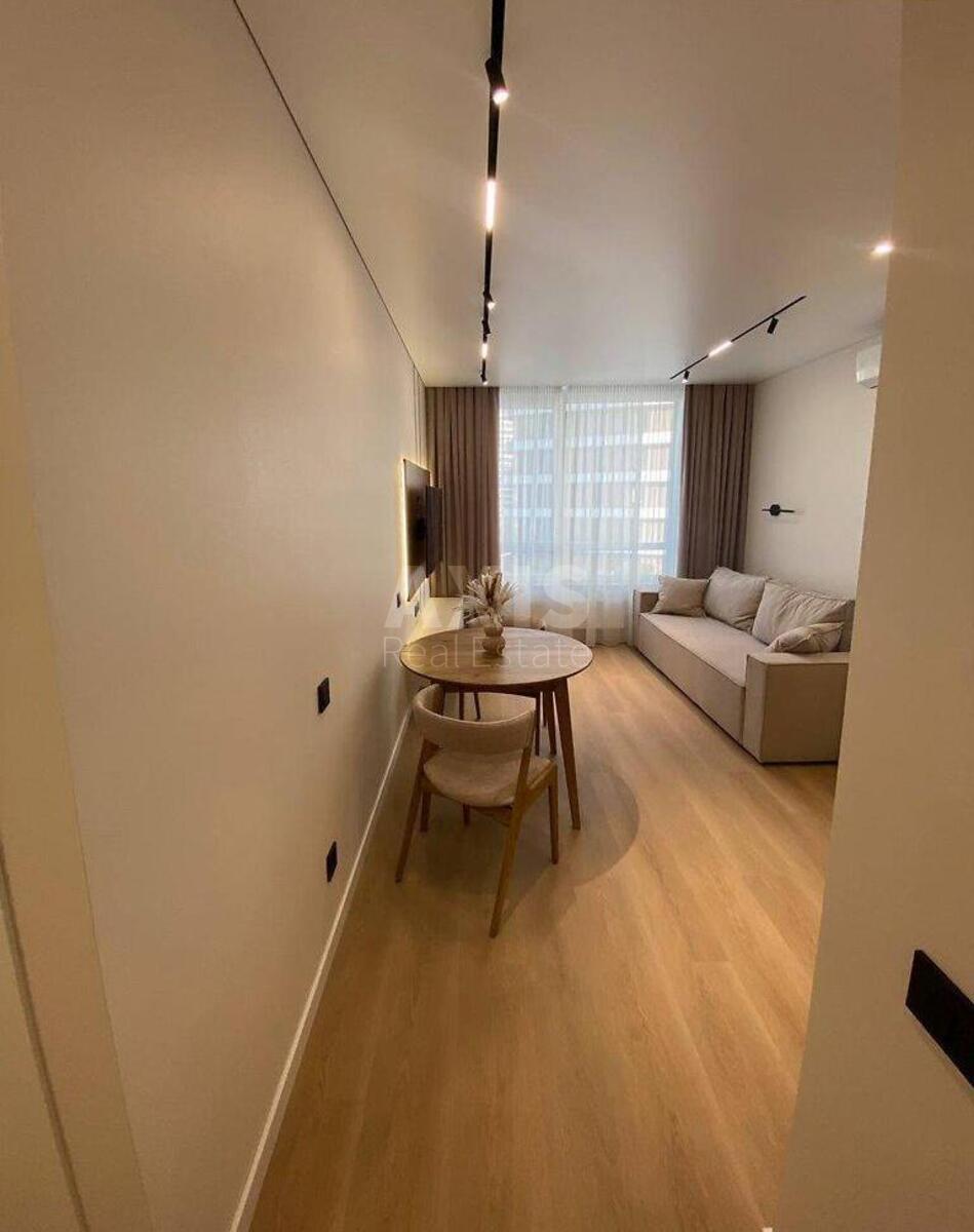1k apartment nab. Dniprovs'ka 15Д2