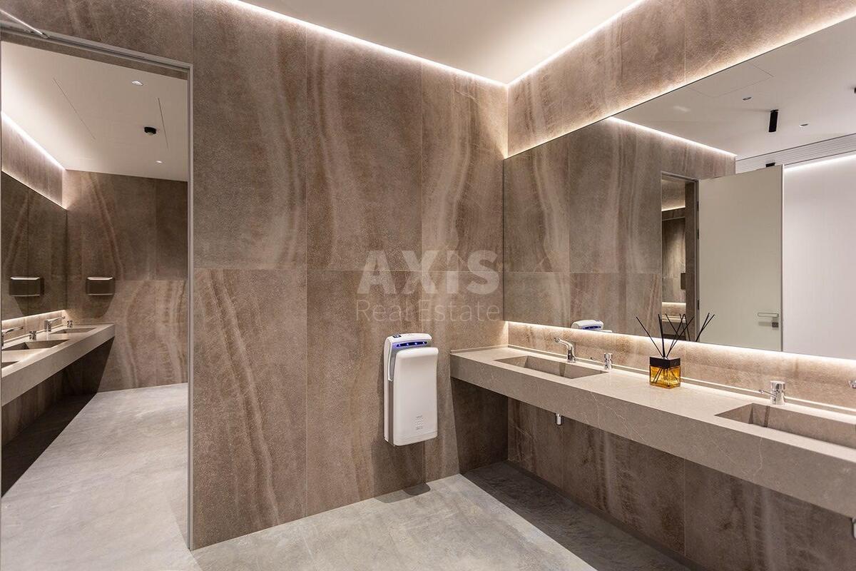 Office vul. Jevgena Konoval'cja 36, 440m210