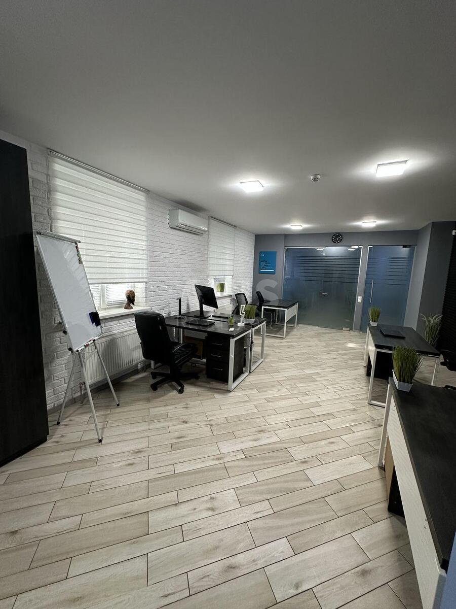 Office vul. Jevgena Konoval'cja 44А, 65m22