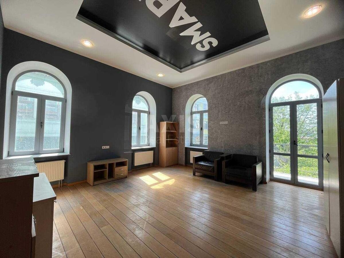 Office vul. Volodymyrs'ka 4, 400m27