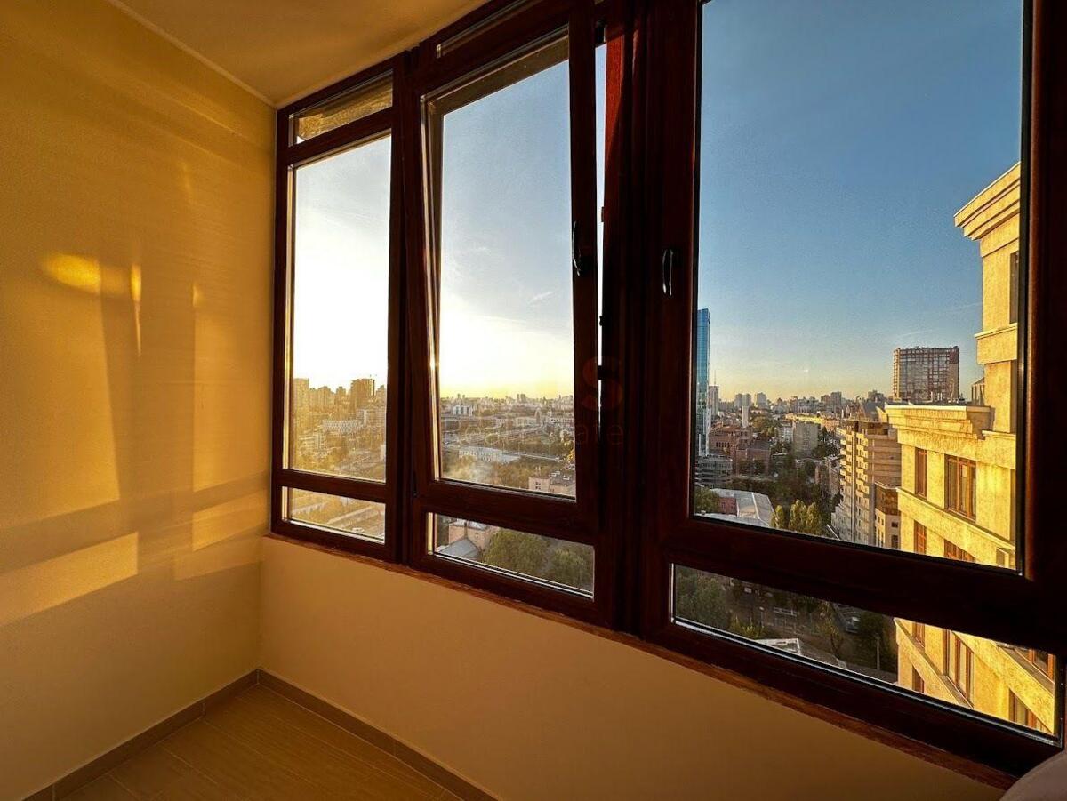 3k apartment vul. Zhyljans'ka 596