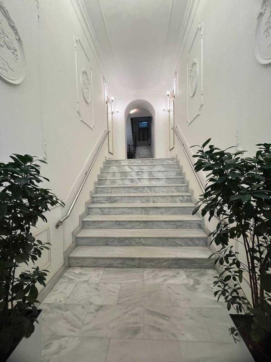Office vul. Volodymyrs'ka 4, 400m211