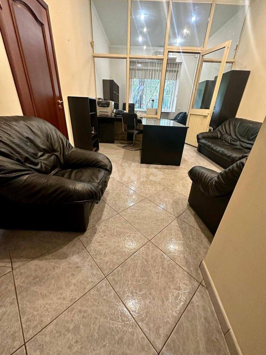 Office vul. Velyka Vasyl'kivs'ka 32, 270m21
