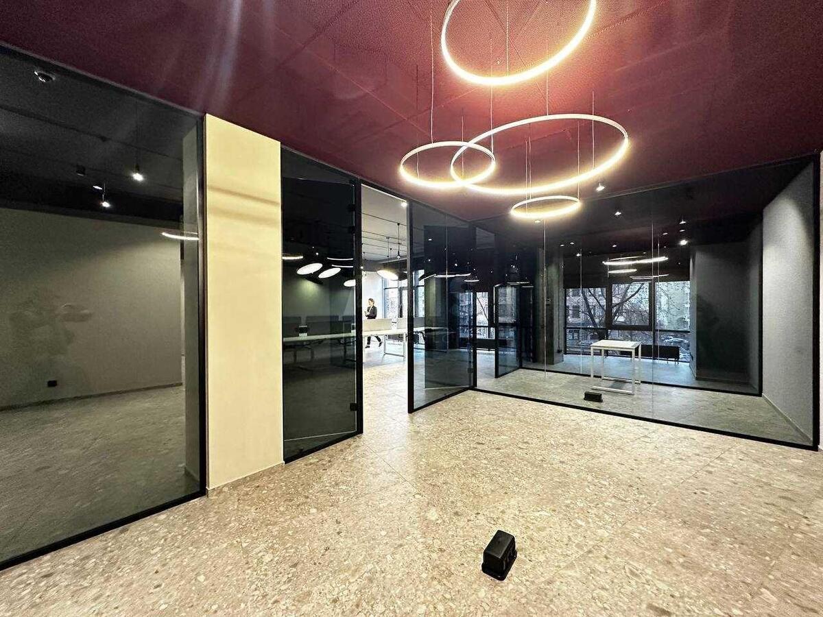 Office vul. Strutyns'kogo Sergija 13/15, 231m2