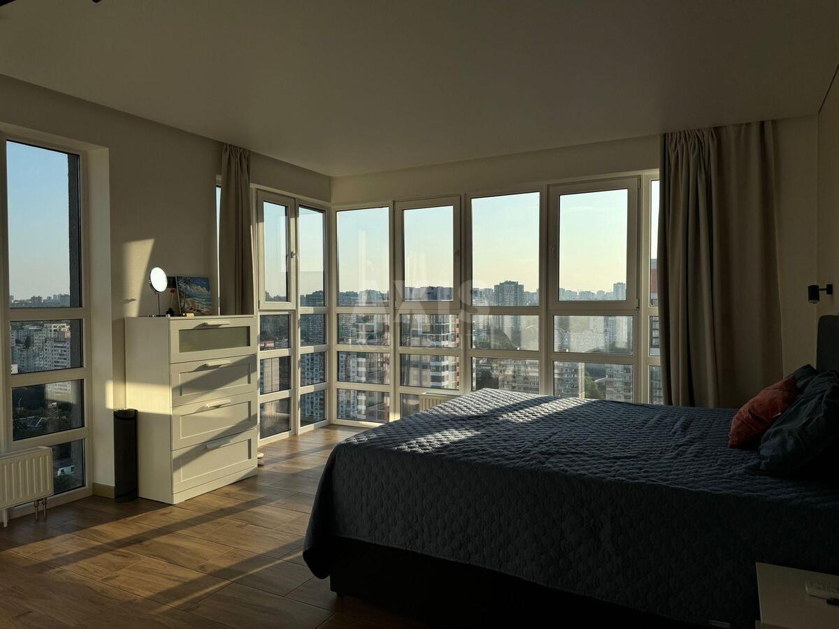 4k apartment vul. Berezhans'ka 151