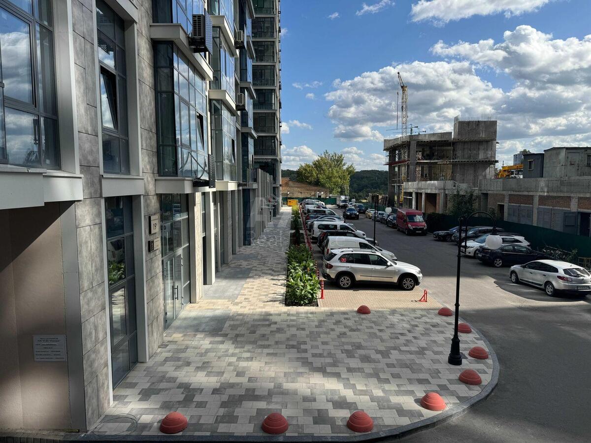 Service object vul. Dragomyrova Myhajla 20, 57m24