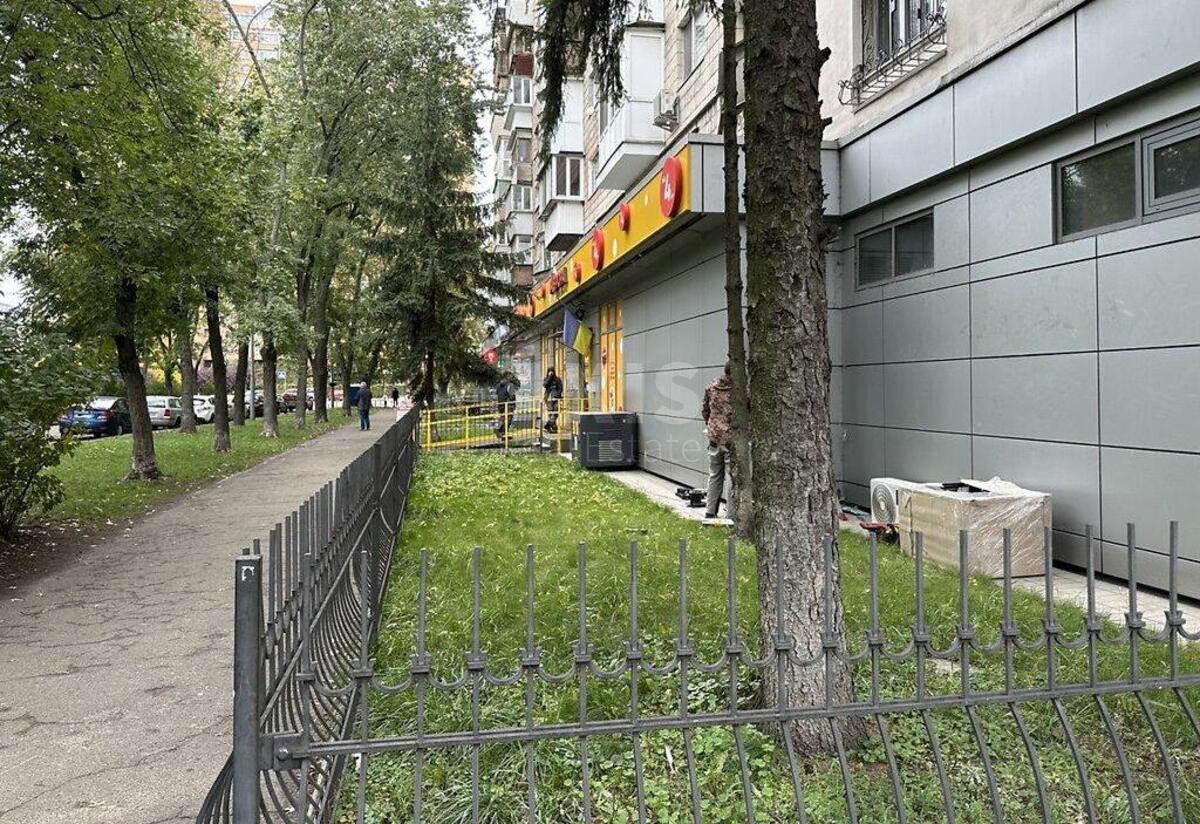 Объект торговли бул. Русановский 12, 38м2612010