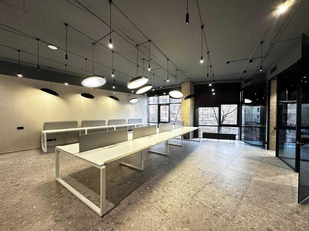Office vul. Jevgena Konoval'cja 36, 253m20