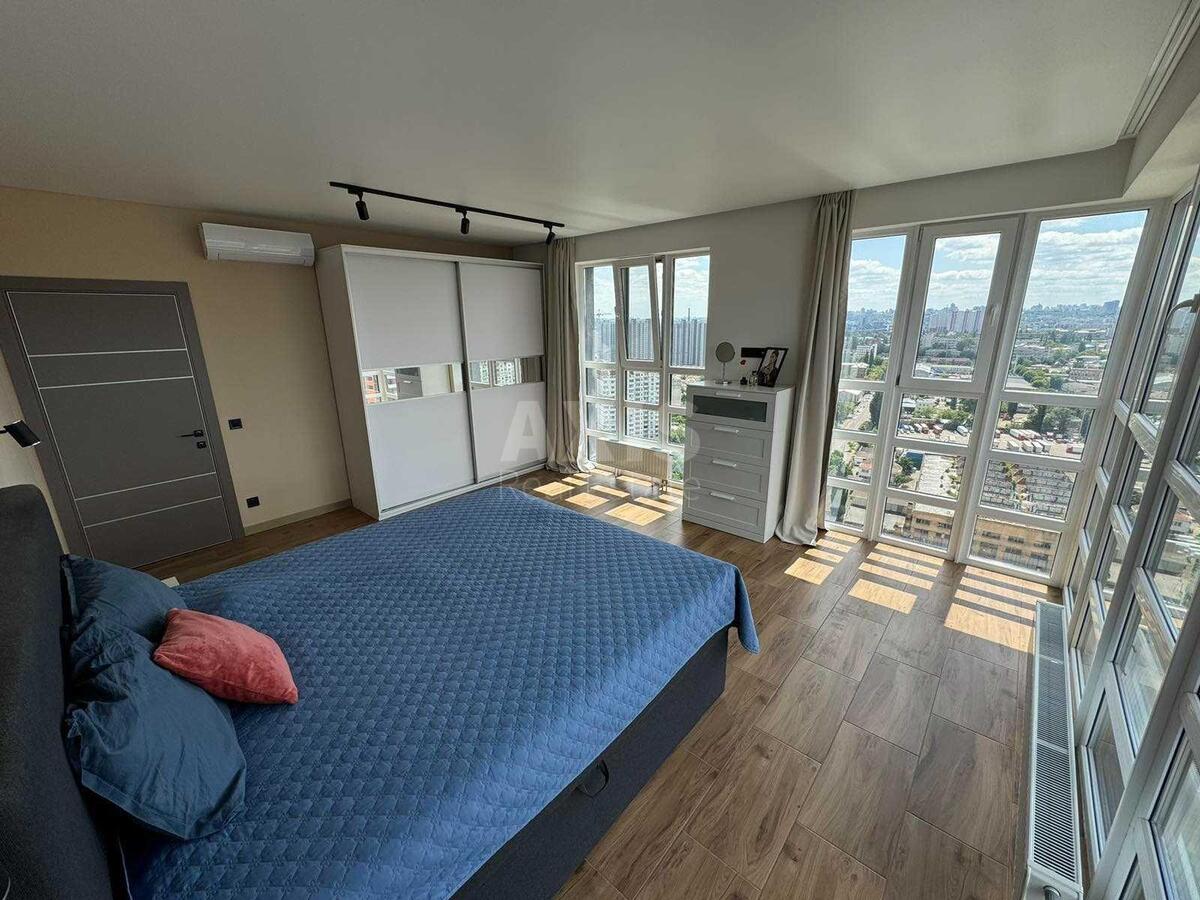 4k apartment vul. Berezhans'ka 152