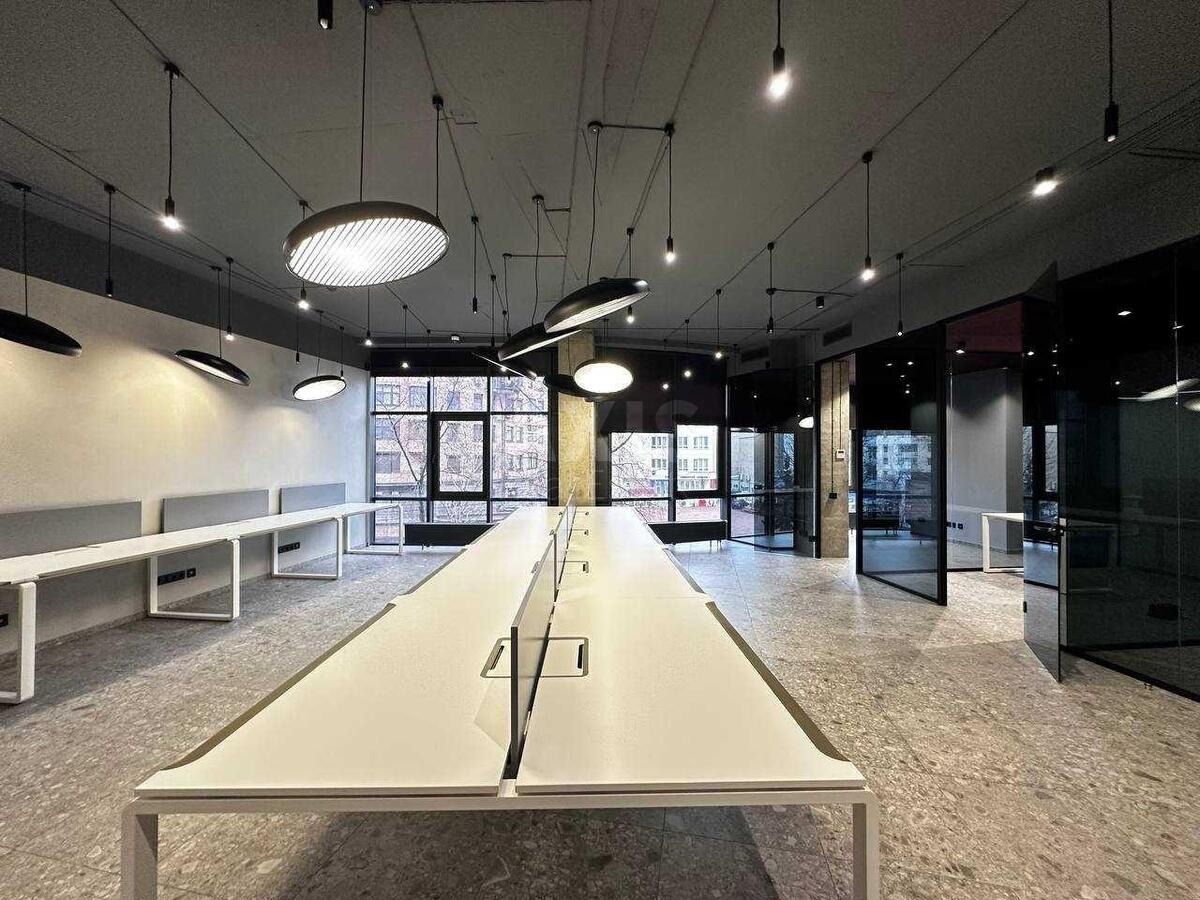 Office vul. Jevgena Konoval'cja 36, 253m22