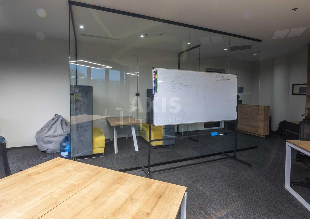 Office vul. Strutyns'kogo Sergija 13/15, 65m24