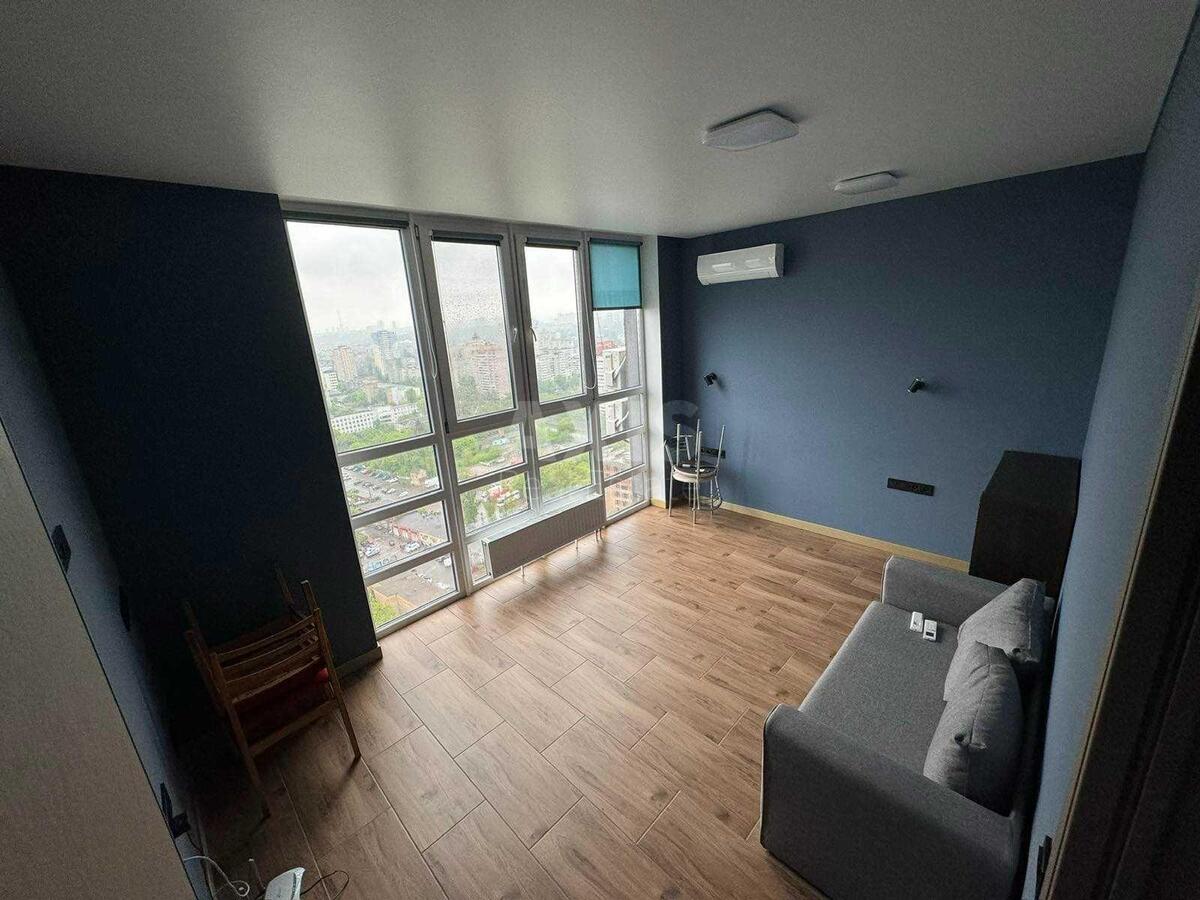 4k apartment vul. Berezhans'ka 154