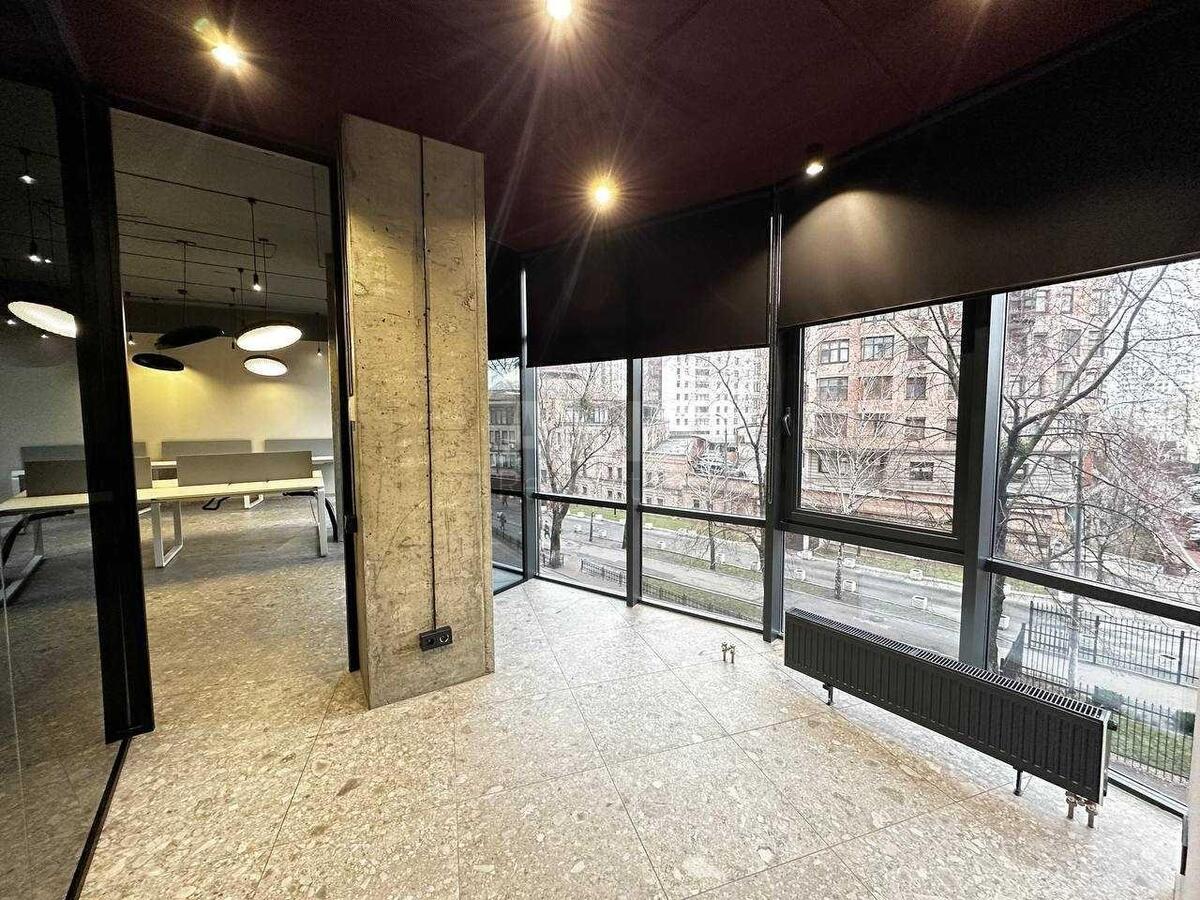 Office vul. Jevgena Konoval'cja 36, 253m26