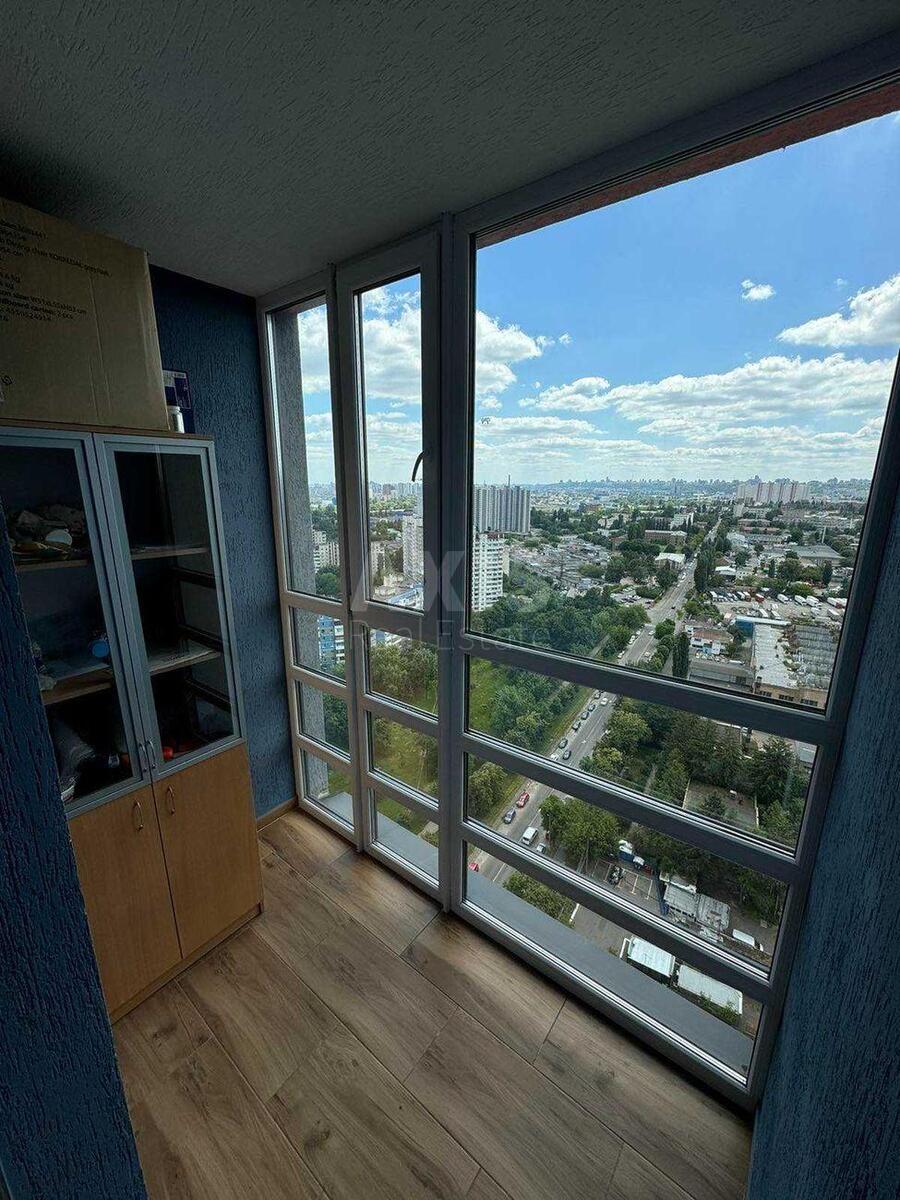 4k apartment vul. Berezhans'ka 156