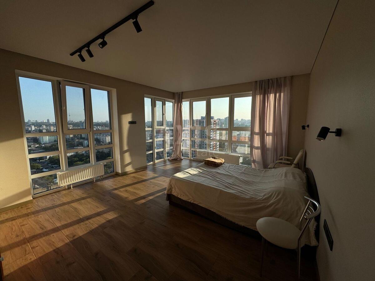 4k apartment vul. Berezhans'ka 157