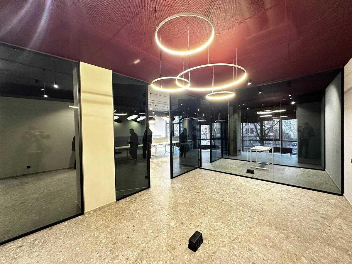 Office vul. Jevgena Konoval'cja 36, 253m27