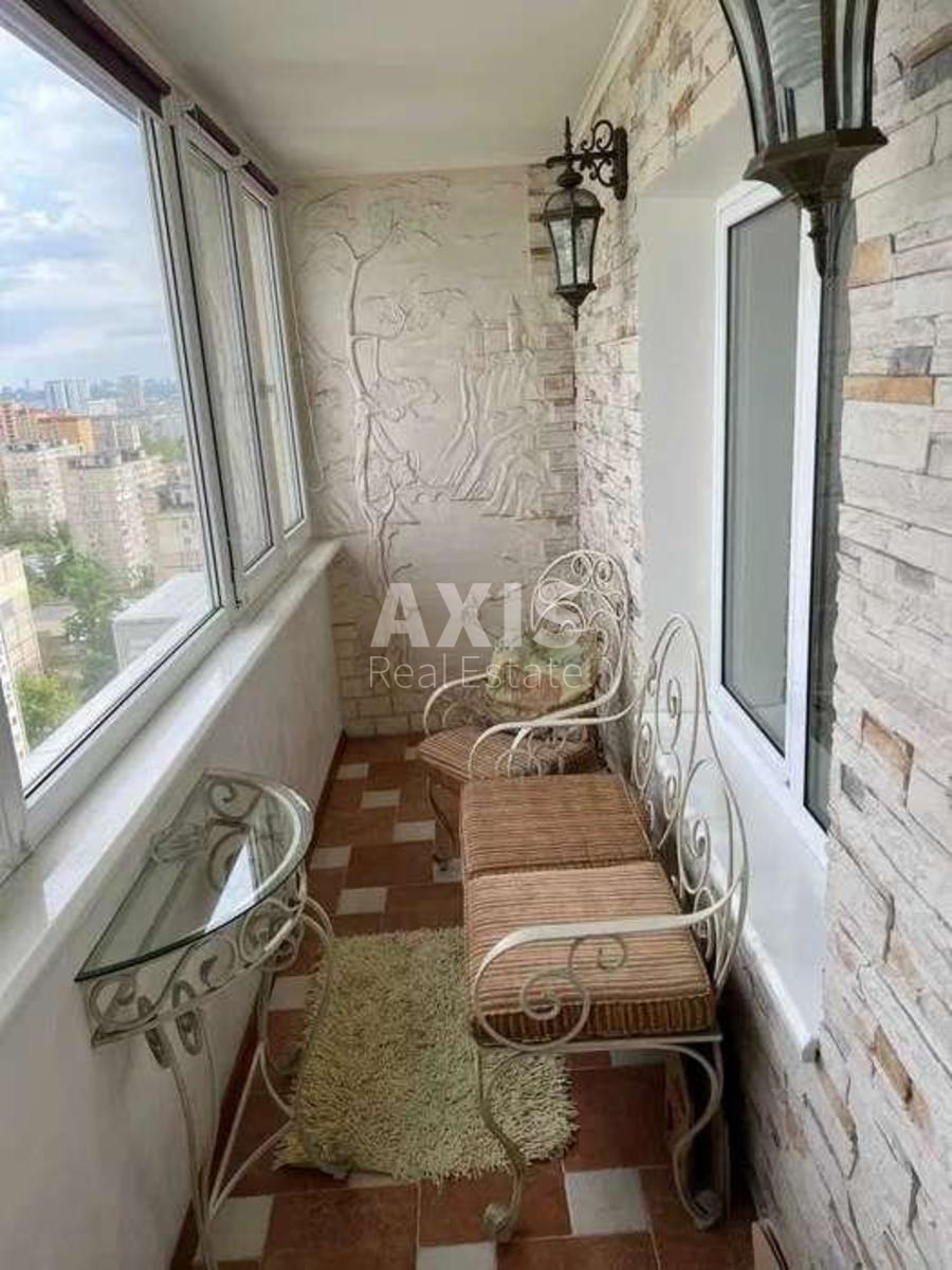 4k apartment vul. Bogatyrs'ka 6/16