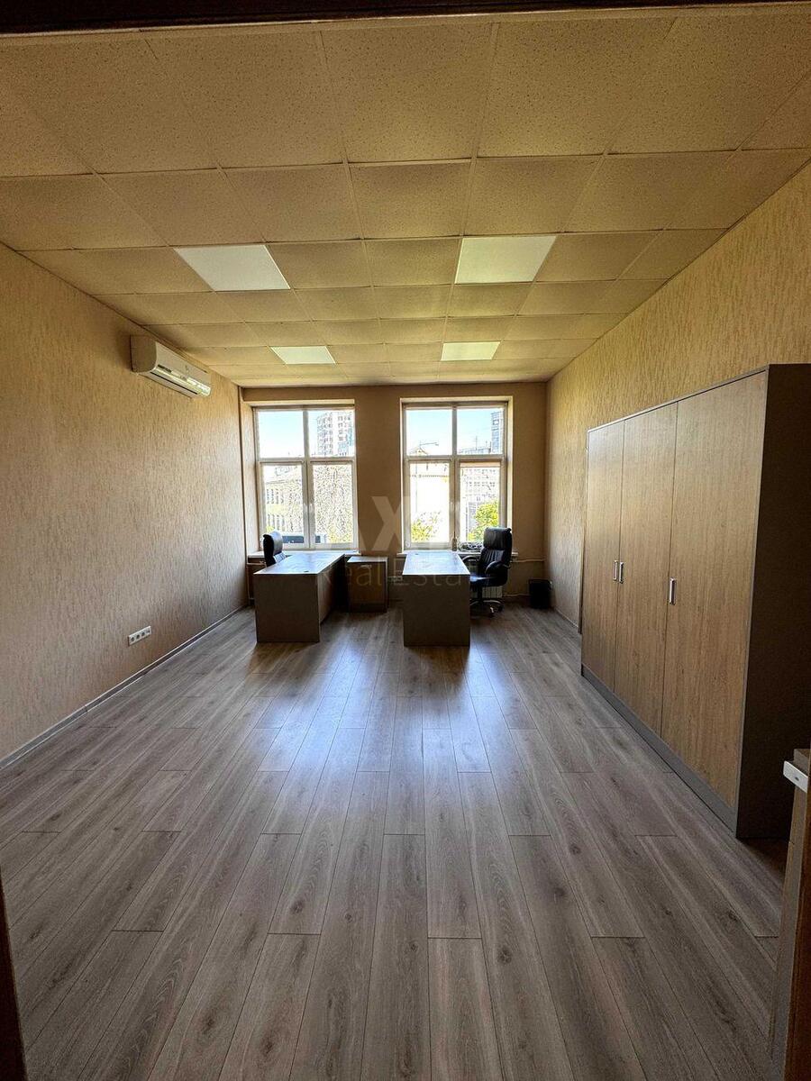 Office vul. Turgenjevs'ka 82, 280m27