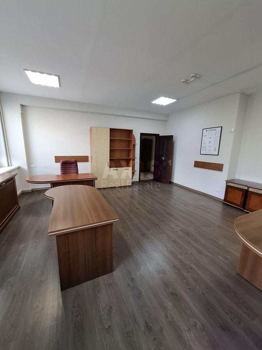 Office bul. Lesi Ukrai'nky 34, 62m23