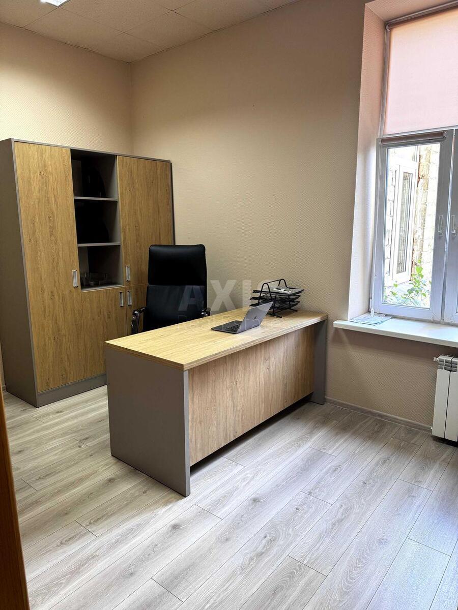 Office vul. Turgenjevs'ka 82, 280m26