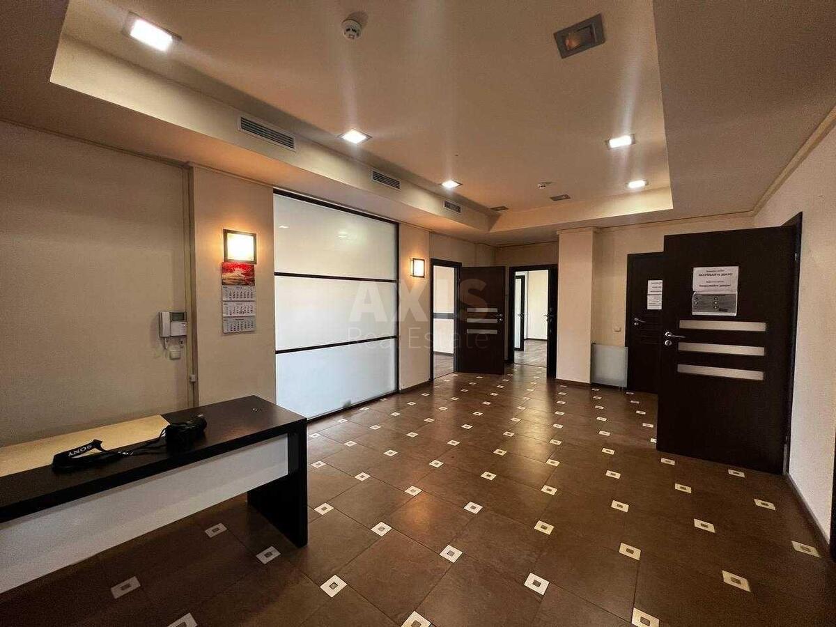 Office vul. Volodymyrs'ka 38, 323m28