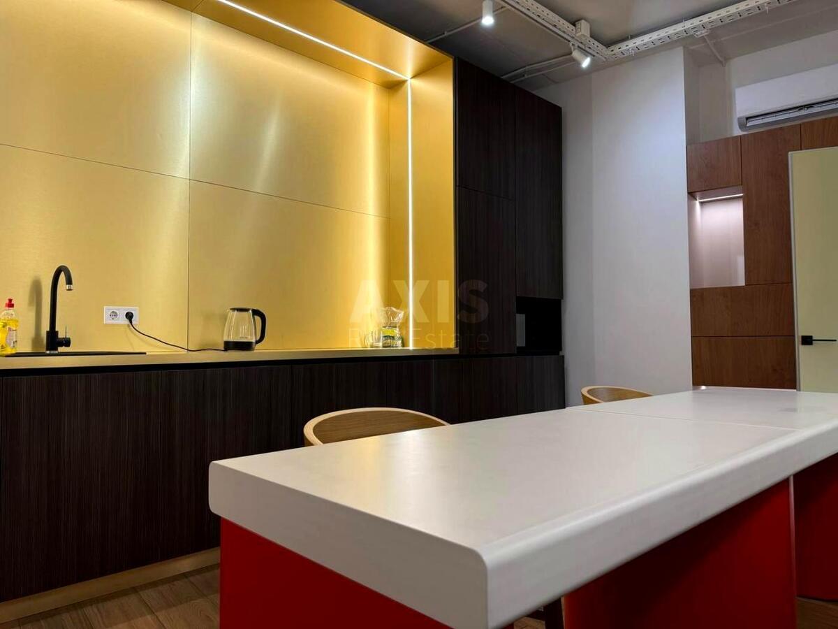 Office vul. Buslivs'ka 12, 135m25932912