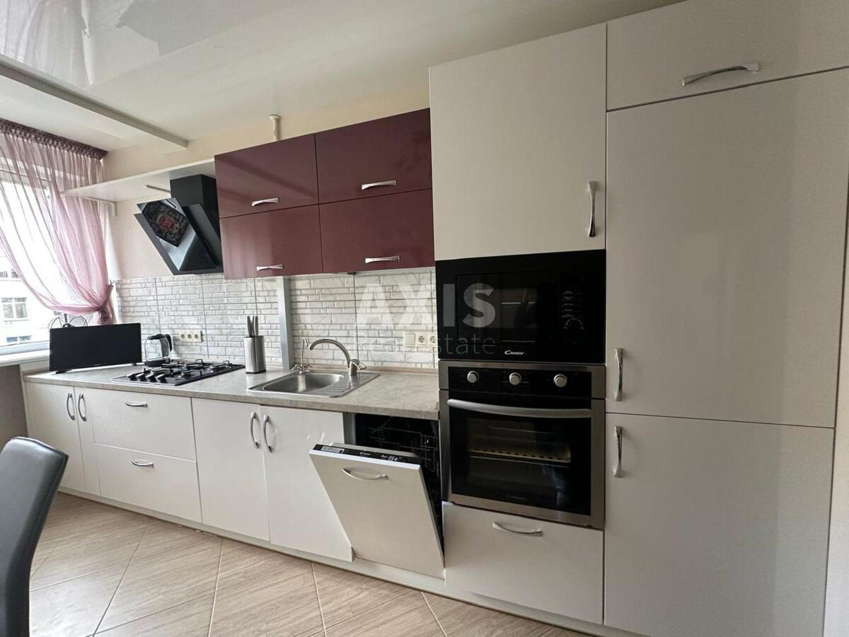 2k apartment vul. Desjatynna 1/3