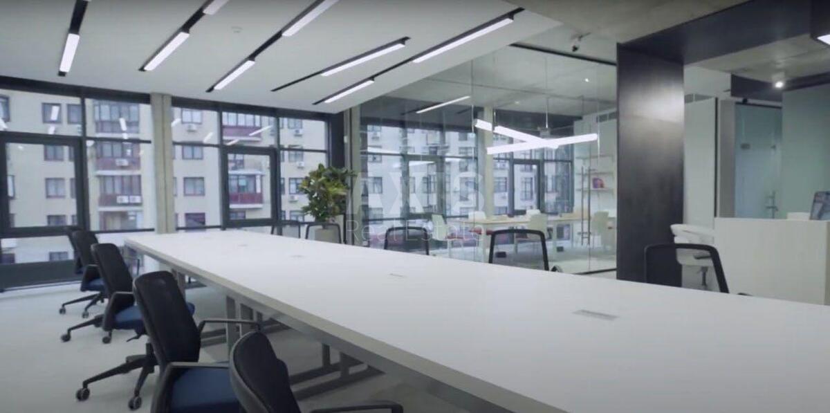 Office vul. Jevgena Konoval'cja 36, 195m24