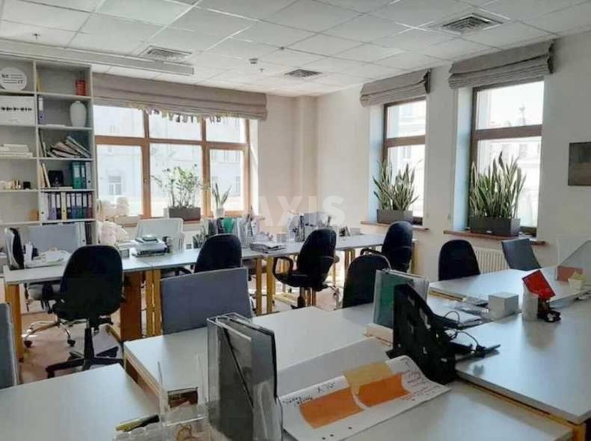 Office vul. Sagajdachnogo Petra 33, 3700m2596000