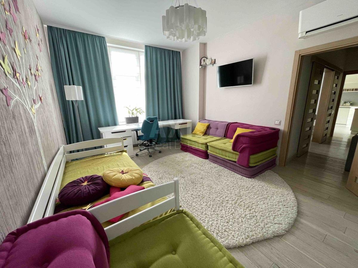 3k apartment vul. Dragomyrova Myhajla 182