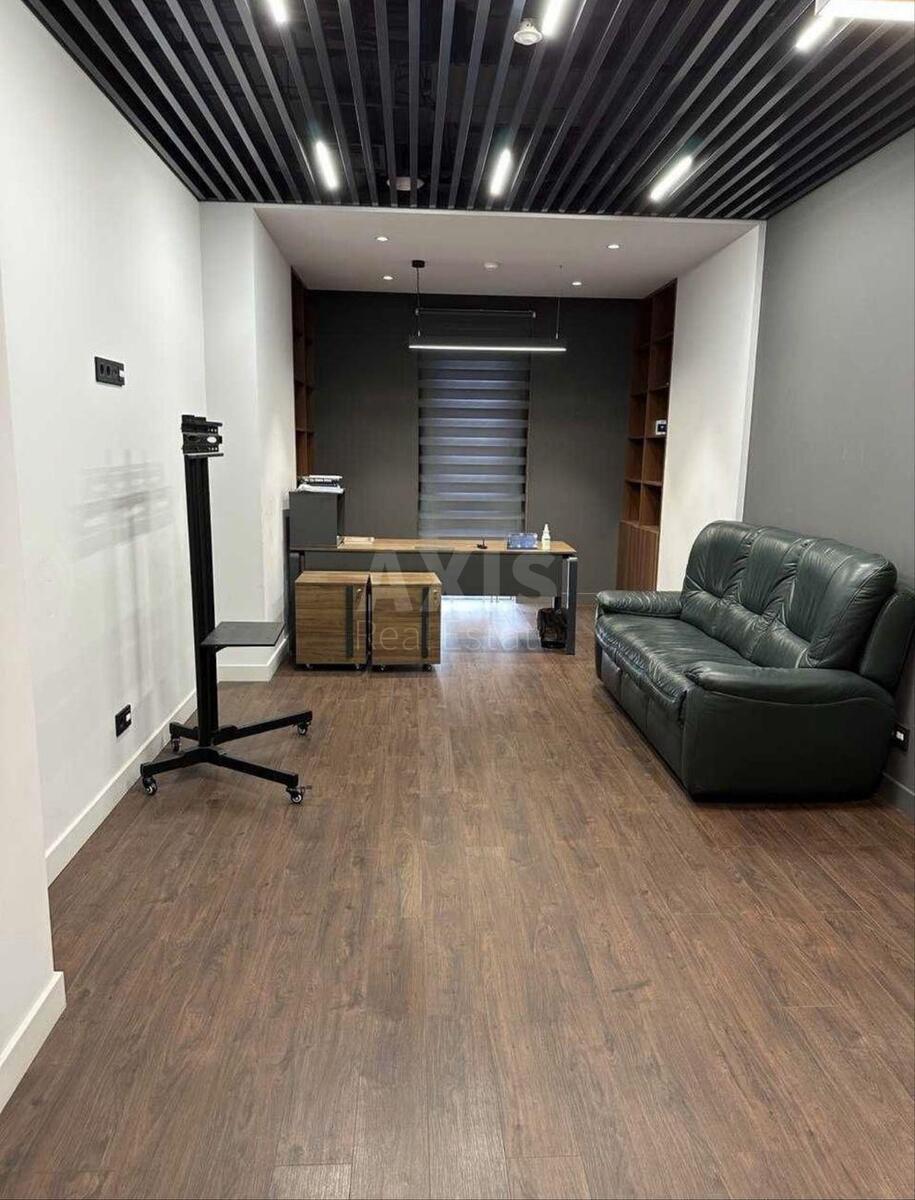 Office vul. Jevgena Konoval'cja 34, 210m22
