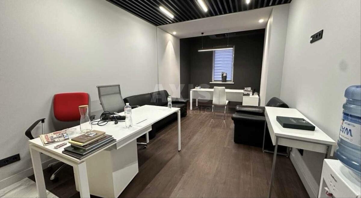 Office vul. Jevgena Konoval'cja 34, 210m24