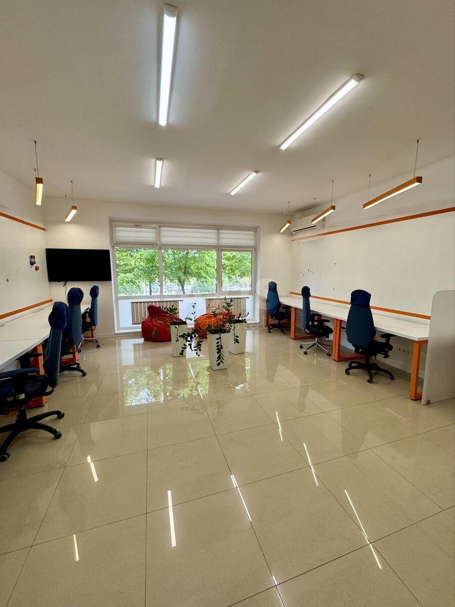 Office vul. Obolons'ka naberezhna 19, 352m25