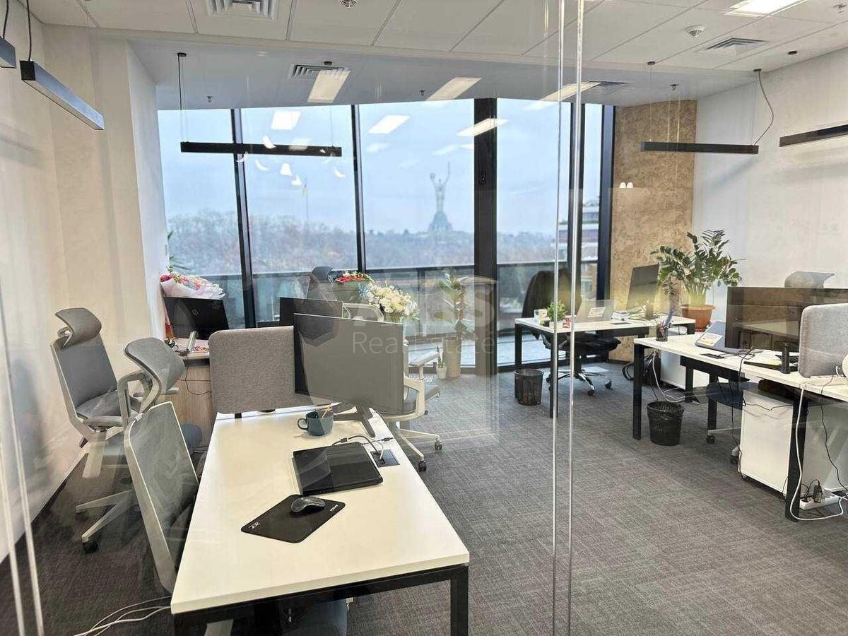 Office vul. Strutyns'kogo Sergija 13/15, 372m23