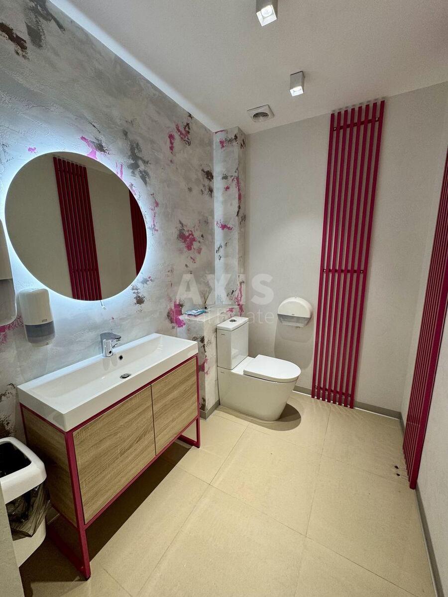 Office vul. Obolons'ka naberezhna 19, 352m22