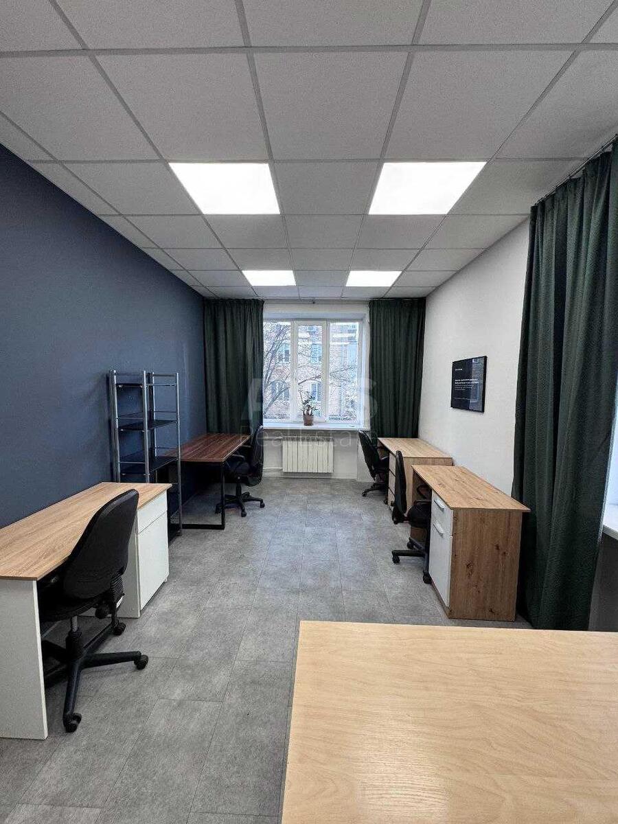 Office bul. Lesi Ukrai'nky 6, 60m24