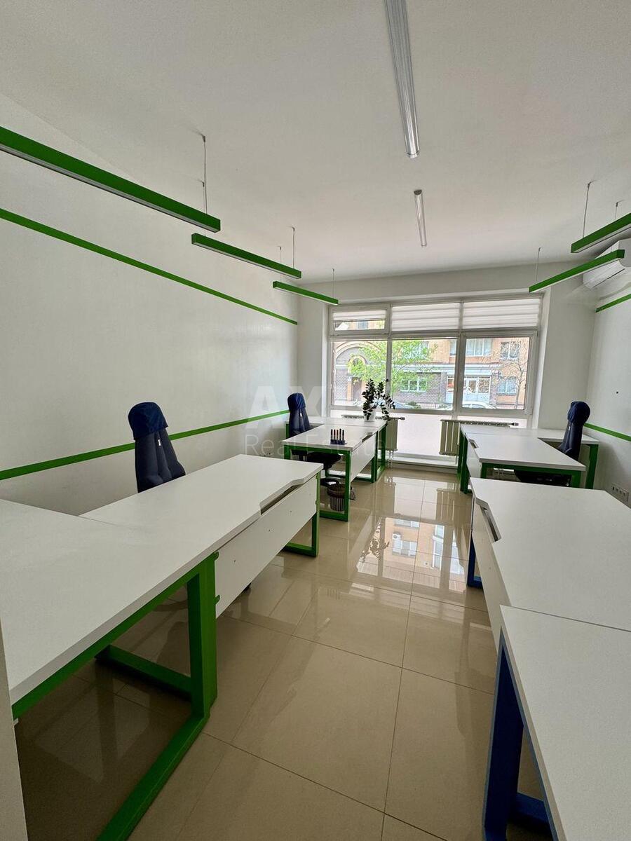 Office vul. Obolons'ka naberezhna 19, 352m23