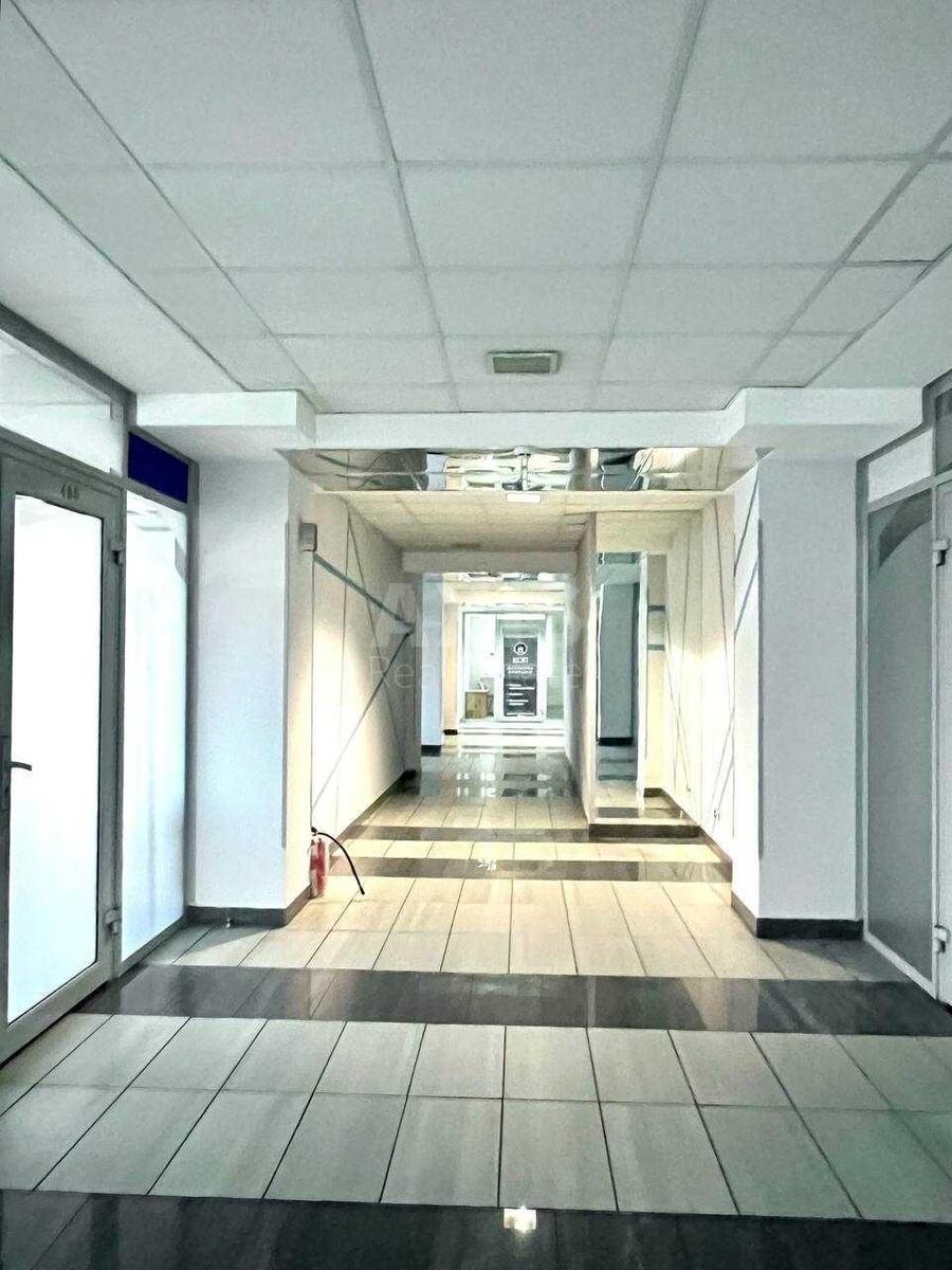 Office bul. Druzhby Narodiv 38, 48m27
