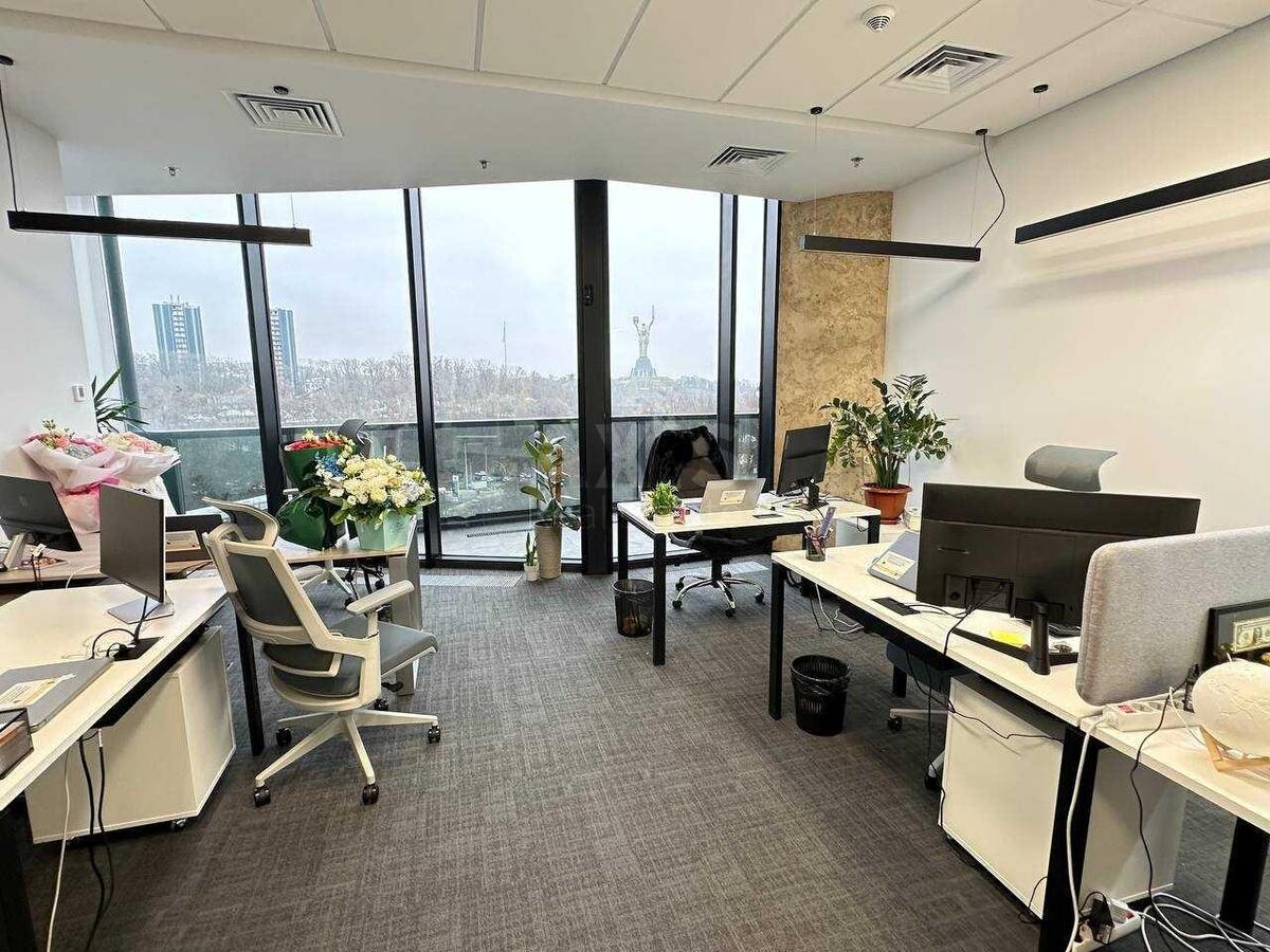 Office vul. Strutyns'kogo Sergija 13/15, 372m24