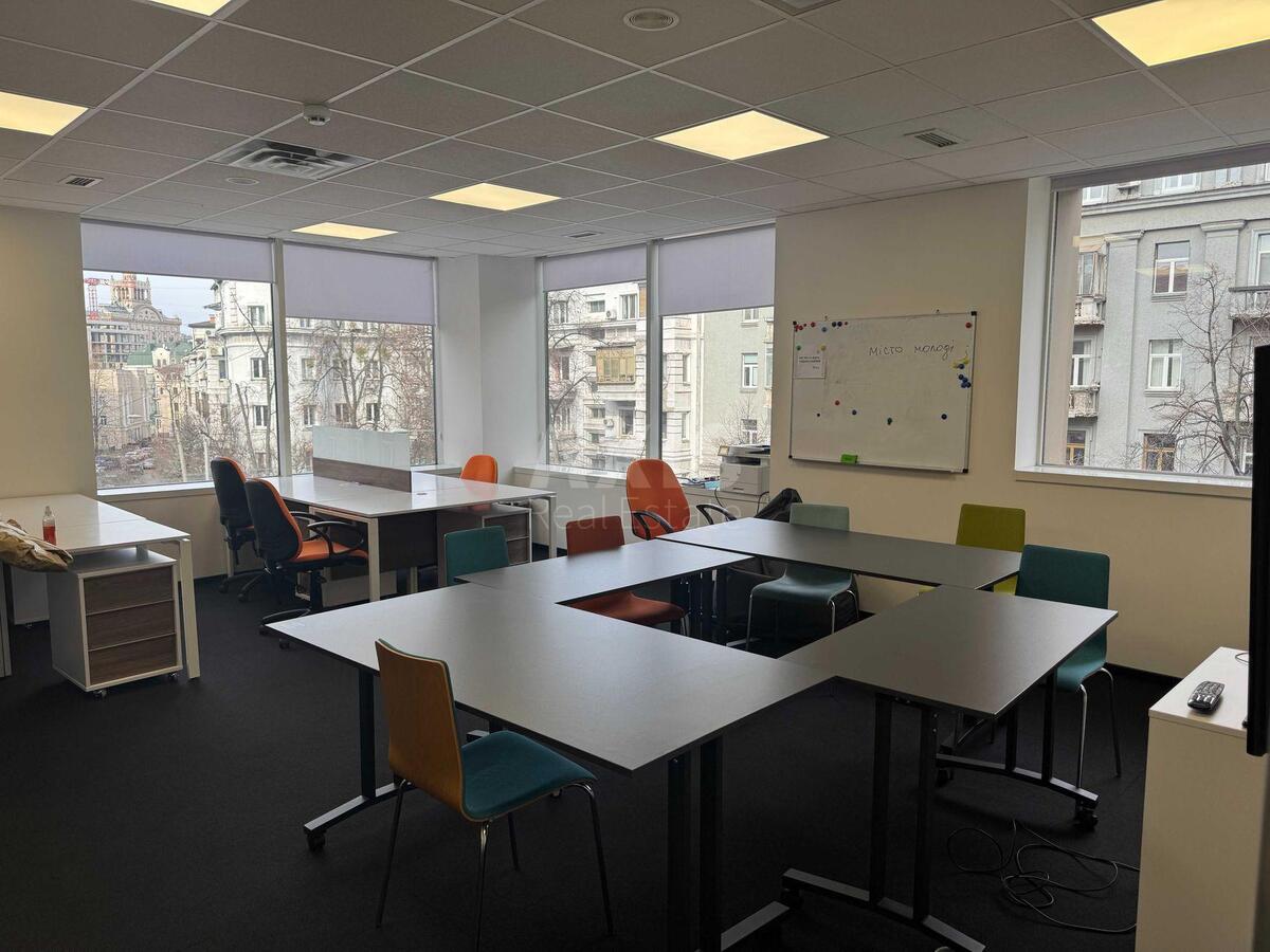 Office pl. Sportyvna 1А, 118m2