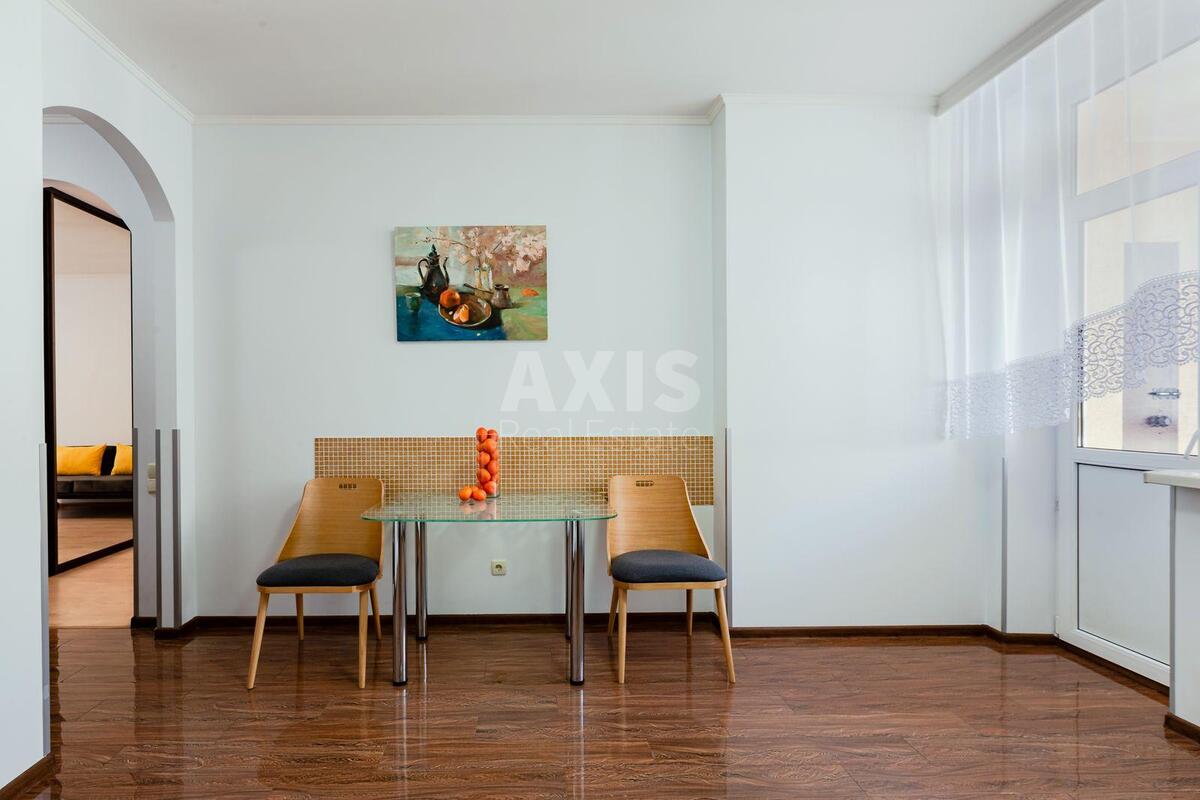1k apartment vul. Ahmatovoi' Anny 300