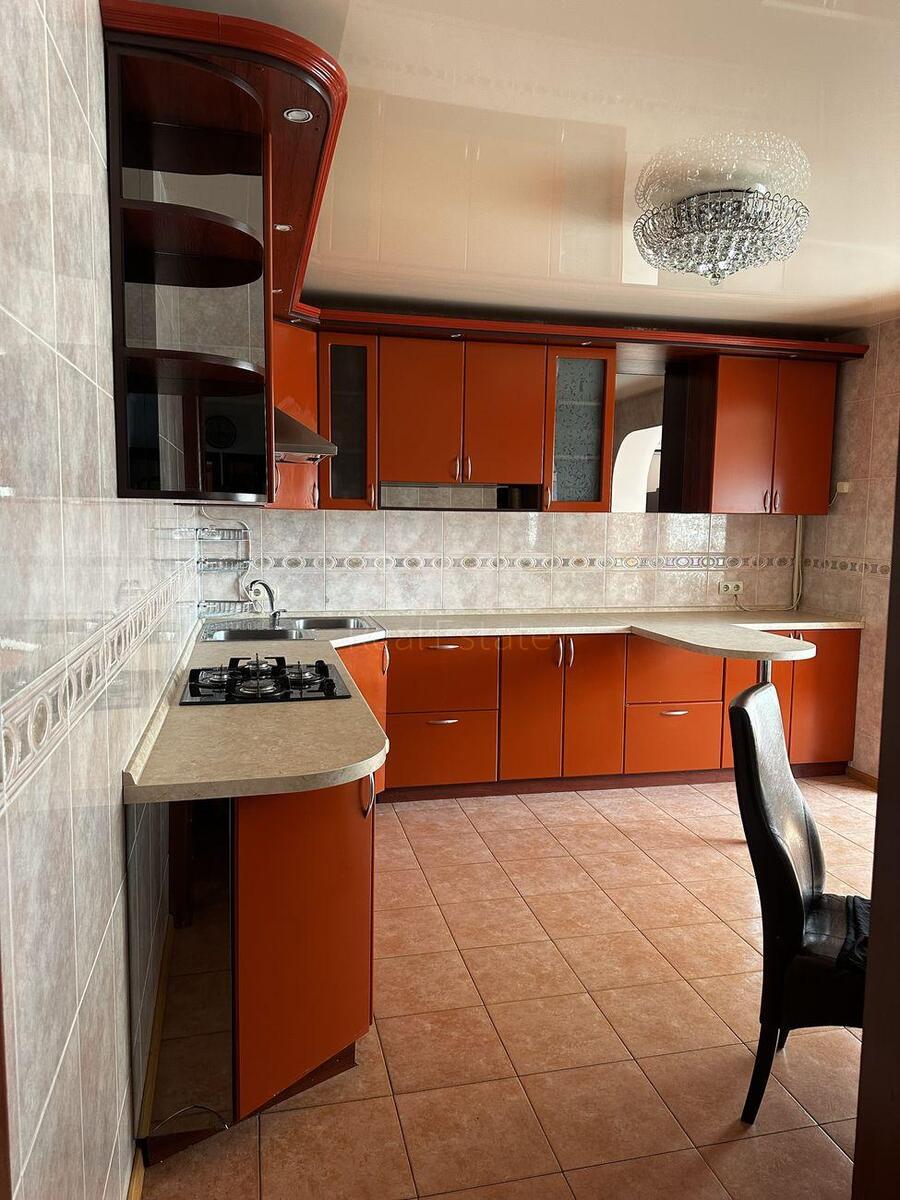 2k apartment vul. Sribnokil's'ka 1