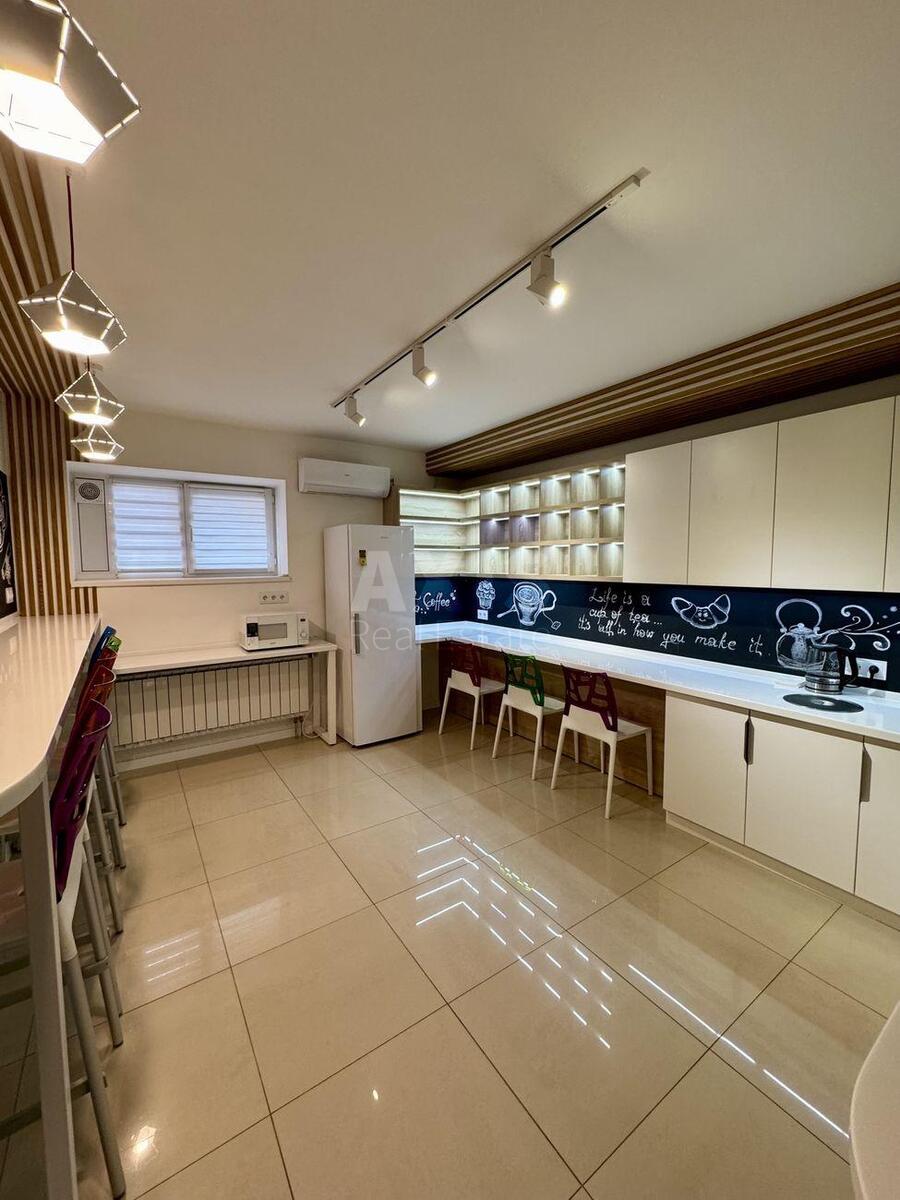 Office vul. Obolons'ka naberezhna 19, 352m29