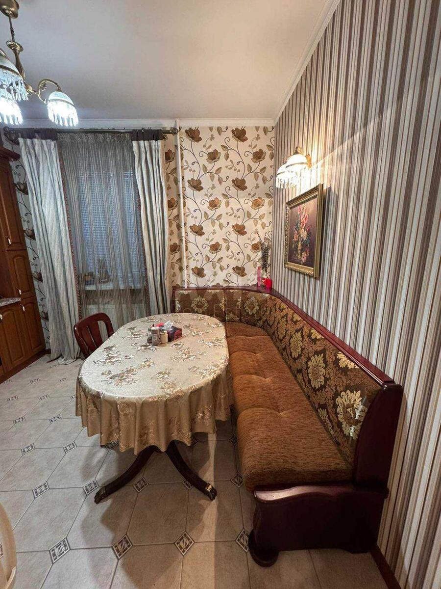 1k apartment vul. Ahmatovoi' Anny 7/150